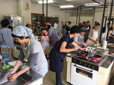 メキシコ料理を調理中