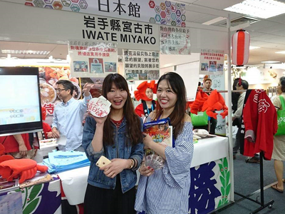 Visitors who joined the message writing on scallop shells