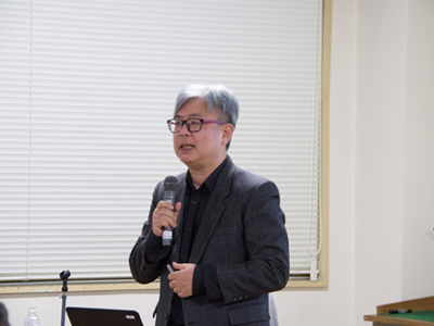 Mr. Junichi Kinoshita, a novelist and essayist, giving a lecture