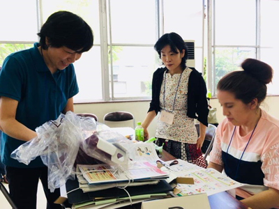 Participants trying to sort garbage together