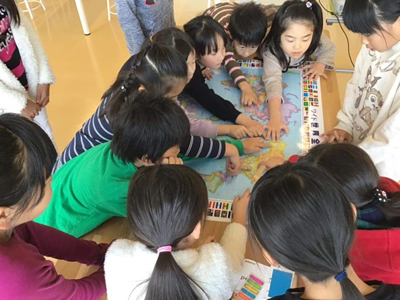 Kids pointing at the US on a map