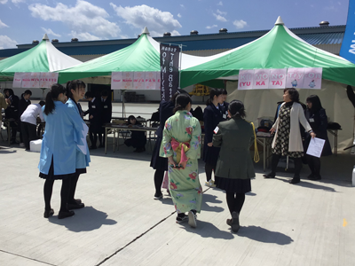 Volunteer students at the booths to welcome international guests