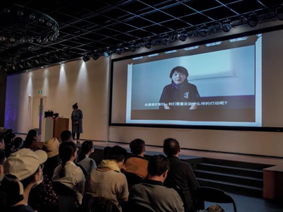 雲南省の会場の様子（学ぶ防災の佐々木さんのコメント放映中）