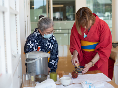 Experiencing tea-serving