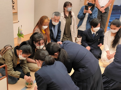 お茶の点て方を熱心に教えてもらい、みなさん興味津々でした。