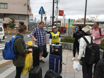 宮古市に訪れた外国人を通訳する様子